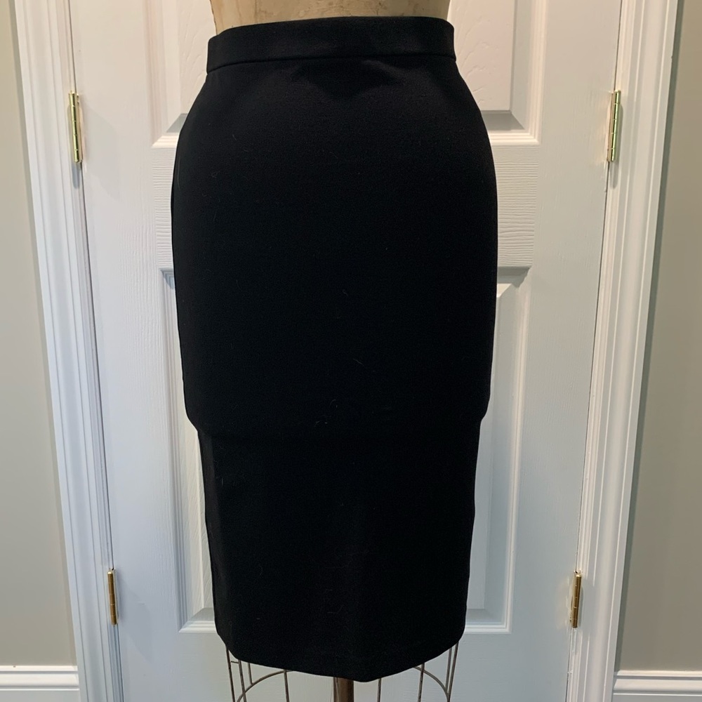 *NWT* Theory ponte fitted skirt-SZ M- Black